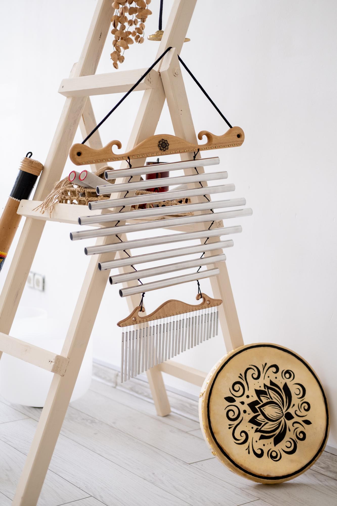 Interno della bottega con telaio e fili